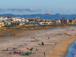 aéreo ver de tarifa playa con cometa surfistas y encalado edificios foto