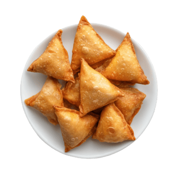 un plato de dorado Samosas Listo para compartiendo png