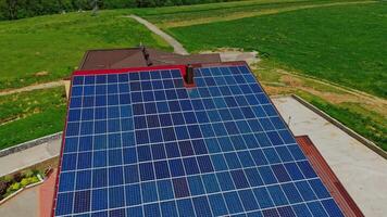 solar painéis dentro aéreo visualizar. aéreo topo baixa Visão do solar painéis módulos montado em cobertura video