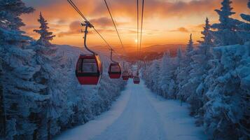 cable carros transportar esquiadores arriba Nevado montaña a puesta de sol foto