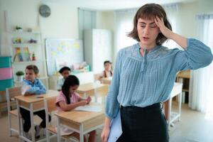 Teachers are fed up with children's mischievous behavior in the classroom. photo