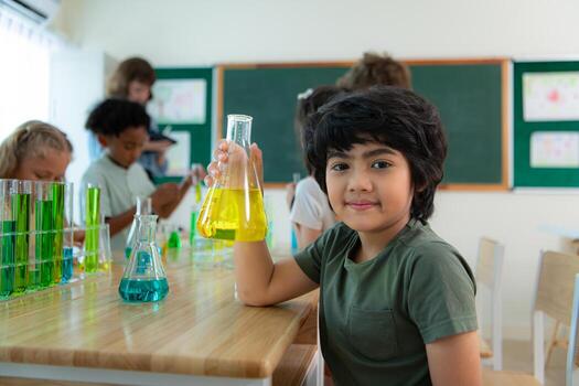 profesor y estudiantes, aprender y experimentar con Ciencias en un colegio Ciencias aula. foto