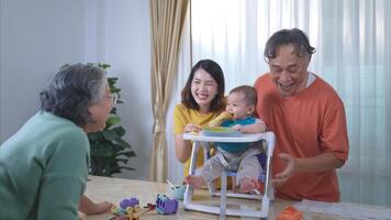 un pequeño niño comiendo su primero comida, padres y abuelos animar emocionado foto