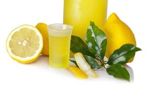 A glass of lemonade and a lemon photo