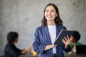 Diverse professionals collaborate in a contemporary office setting, discussing strategies and sharing ideas. A confident team leader presents insights to foster teamwork and drive success. photo