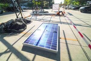 un solar panel es siendo instalado en un hormigón piso foto
