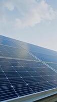 grande solar painéis em a chão. azul células do a pilhas dentro uma ensolarado dia pegue limpar \ limpo energia. eco amigáveis energia Produção. vertical video