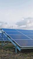 contemporâneo solar energia Fazenda em a campo. fotovoltaico solar painéis em a terra receber eco energia a partir de a Sol. Visão a partir de abaixo. vertical video
