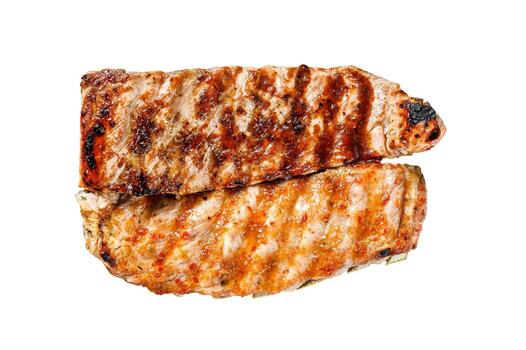 picante caliente A la parrilla Cerdo de repuesto costillas desde barbacoa servido en un cacerola. aislado en blanco antecedentes. foto