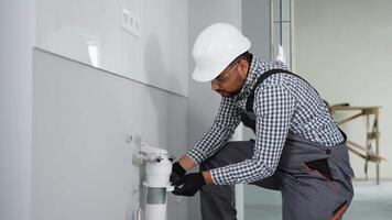 Indian plumber installs or change water filter. Installation of reverse osmosis water purification system video