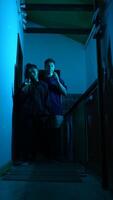 une mystérieux couloir avec frappant bleu éclairage cette captive le imagination et évoque émotion video