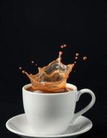 café chapoteo capturado en alto detalle en un negro antecedentes vitrinas el Arte de bebida fotografía foto