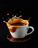 café taza salpicaduras oscuro líquido en contra un negro antecedentes con gotas formando alrededor el borde foto