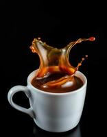 café chapoteo capturado en un blanco taza en contra un negro antecedentes destacando el movimiento y frescura de el bebida foto