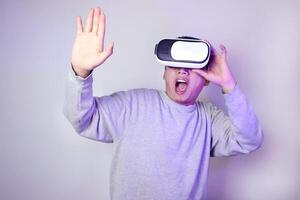 un hombre usos vr lentes a controlar un 3d imagen. espacial informática. foto