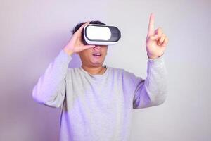 asiático hombre jugando con el vr gafas de protección en blanco antecedentes foto