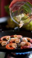 Add the shrimp to the sweet and sour sauce in the pan. There are shrimp, potatoes, red chilies, green chilies, onions, garlic, shallots and sweet and sour sauce. video