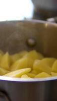 une pot de bouilli patates bouilli patates étant tendu dans une passoire proche en haut Naturel lumière video