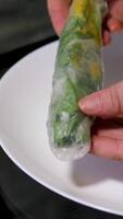 primavera rollos verano rollos con Fresco vegetales y carne y maní salsa. vietnamita aperitivo. ensalada primavera rollos con cerdo. sano comida concepto video