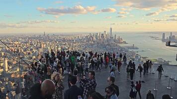nuevo York estado, a nosotros. 10.11.2024 concurrido observación cubierta con vista a nuevo York ciudad, turistas reunir en un observación cubierta con maravilloso panorámico puntos de vista de nuevo York ciudad video