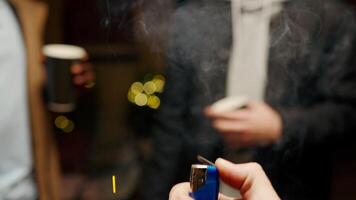 éclairage une cierge magique à une rassemblement tandis que copains prendre plaisir les boissons et conversation dans une confortable hiver réglage video