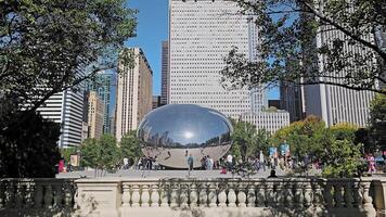 Chicago Illinois 10 dezembro 2024 nuvem portão e muitos turistas em uma ensolarado dia, a icônico nuvem portão escultura dentro Chicago, reflexivo Projeto e urbano arquitetura video