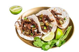 mexicano carne de vaca barbacoa tacos con cilantro y cebolla. aislado en blanco antecedentes. parte superior vista. foto