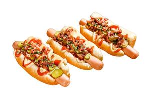 caliente perros completamente cargado con frito tocino, cebolla y en escabeche pepinos aislado en blanco antecedentes. parte superior vista. foto