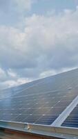 solar painel debaixo nublado céu. solar painel produz limpar \ limpo ecológico energia a partir de a Sol. ensolarado bateria ao ar livre. vertical video