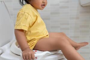 child going to the toilet, constipation in children, dyspepsia, abdominal pain, crying, defecating, straining, urinary incontinence, blood in the stool, bowel problems, ulcerative colitis, diarrhea photo