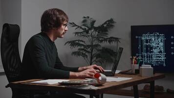 a arquiteto trabalho em uma computador portátil com plantas dentro uma especializado programa. video