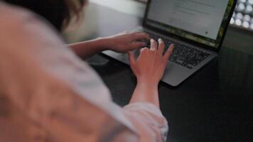 fechar-se tiro do mãos digitando em uma computador portátil teclado, capturando a intensidade e dedicação do uma digital trabalhador. a imagem evoca uma sentido do produtividade, foco. video