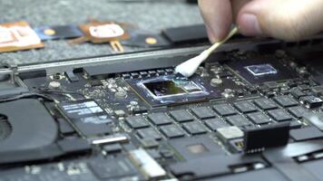 Accurate removing thermal paste from CPU or gpu to apply a new one video