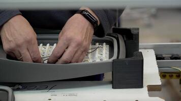 en person är arbetssätt på en dator med en tangentbord video