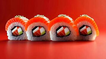 Sushi rollos son cuidadosamente arreglado con brillante colores y Fresco ingredientes en un sorprendentes rojo superficie video