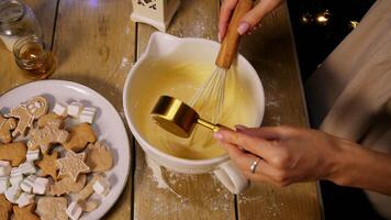 bakverk kock lägger till stänk av kanel och några riven choklad till de blandning av ägg äggulor och mjöl till göra en deg för jul småkakor. topp se. video
