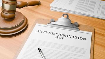 de madera abogado escritorio con destacado palabra 'anti discriminación acto' en portapapeles documentos en mesa. del juez de madera mazo golpes y Corte haciendo decisión en 'anti discriminación acto' en sala de justicia. video