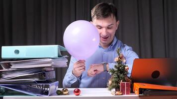 Final countdown to New Year. Man at office desk Balloon flies away video