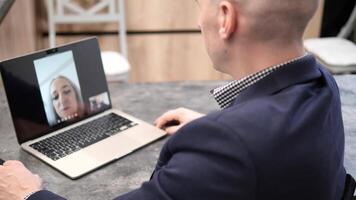 homem de negocios noivando dentro conferência a partir de lar, ativamente discutindo importante o negócio assuntos com colega. focado em produtividade, ele participa dentro desatado conferência sessão. video