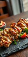 delicioso A la parrilla brochetas con sabroso salsa y Fresco vegetales en un de madera mesa foto