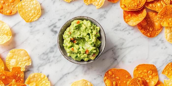 baja en carbohidratos queso patatas fritas con guacamole en mármol encimera, foto