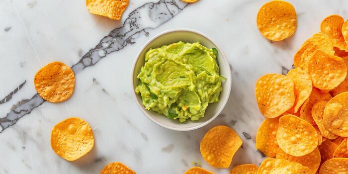 baja en carbohidratos queso patatas fritas con guacamole en mármol encimera, imagen foto