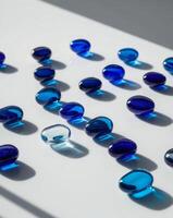azul vaso piedras en vibrante matices reflejando ligero en blanco superficie foto