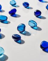azul vaso piedras en vibrante matices reflejando ligero en blanco superficie foto