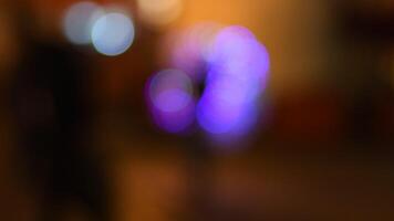 espumante piscando bokeh luzes em borrado Sombrio fundo com cópia de espaço. desfocado roxa ponto luzes para Natal pano de fundo. noite tiroteio video