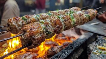 un brocheta de carne siendo cocido en un parrilla foto