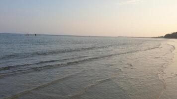 Sunset serenity beach walkers enjoy tranquil coastal vibes seaside photography evening peaceful concept photo