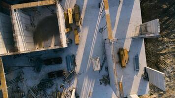 un aéreo ver capturado por un zumbido exhibiendo el en marcha construcción de un moderno edificio, destacando el trabajo en el estructura, andamio, y maquinaria en sitio foto