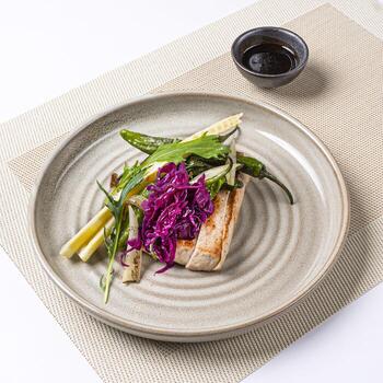 kurobuta Cerdo mejilla con salsa incluso rojo repollo, espárragos, y chile pimientos servido en plato aislado en servilleta lado ver de japonés comida en blanco antecedentes foto