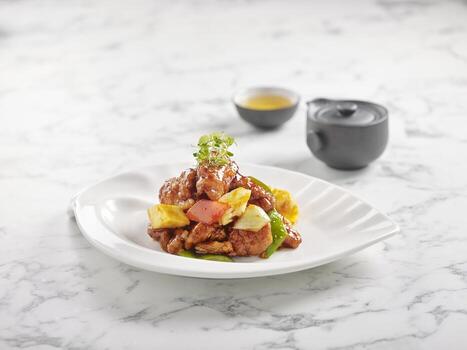 dulce y agrio Cerdo con piña servido en un plato lado ver en gris mármol antecedentes foto